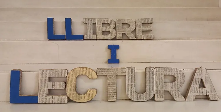 Fotografia de lletres on es llegeix "llibre i lectura"