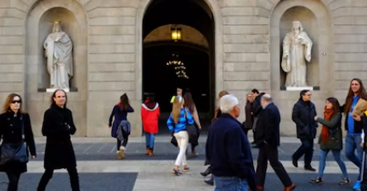 Gent passejant