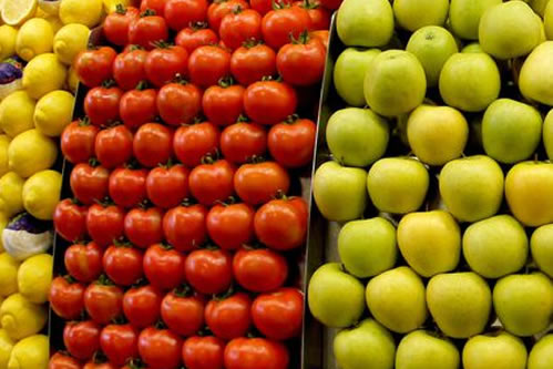 Tomàquets i pomes a una fruiteria